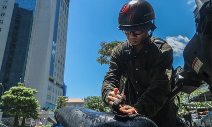 Hà Nội: Người lao động chật vật mưu sinh dưới nắng nóng gay gắt kéo dài