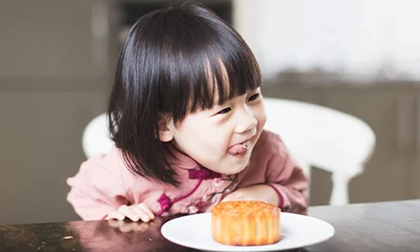 4 thói quen xấu phá hủy men răng của trẻ, khiến răng sữa bị đen, mòn, mủn