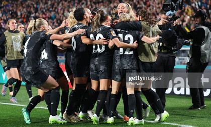 Chủ nhà New Zealand bất ngờ đánh bại cựu vô địch World Cup