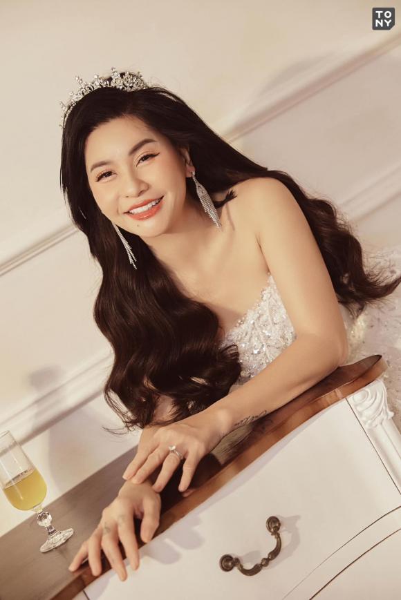 cat-phuong-tung-tron-bo-anh-hoa-co-dau-tiet-lo-dieu-bat-ngo-nay-khi-dien-do-cuoi-12-ngoisaovn-w1366-h2048
