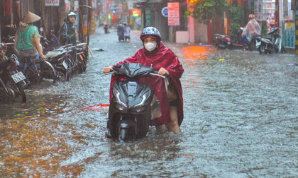 Hà Nội: Hàng loạt tuyến phố ngập nặng sau cơn mưa lớn, người dân 'bì bõm' lội trong nước