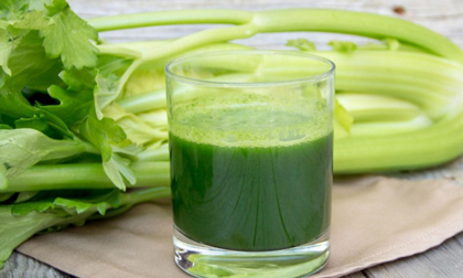 Vứt bỏ lá cần tây khi chế biến khác nào ném hết vitamin vào thùng rác, đừng lãng phí