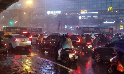 Hà Nội khả năng tiếp tục mưa lớn vào giờ tan tầm, người dân lưu ý lộ trình và thời gian di chuyển để tránh tắc đường