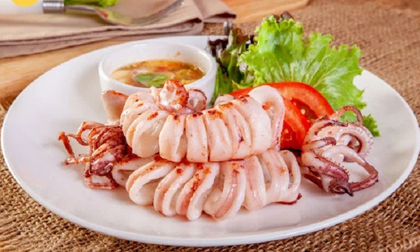 Luộc mực chỉ bỏ nước lã và muối sai hết: Thêm 1 thìa này mực ngọt thịt, thơm ngon hết sạch mùi tanh
