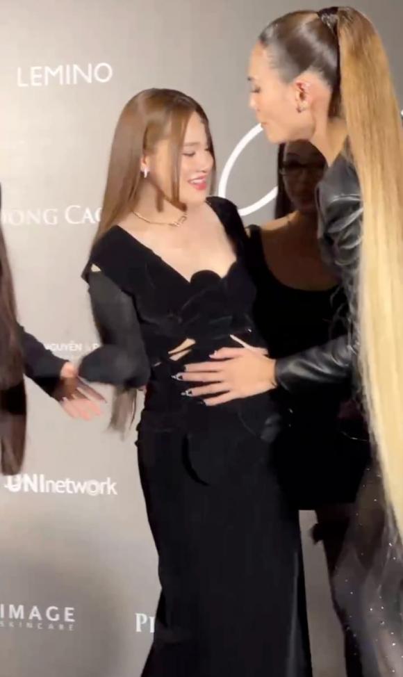 nha-phuong-cuc-sexy-du-dang-mang-thai-hai-huoc-nha-via-bau-bi-cho-vo-hoang-yen-15-ngoisaovn-w822-h1381