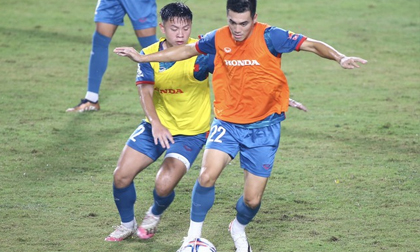 Đội tuyển Việt Nam đội mưa đá đối kháng với U23 Việt Nam