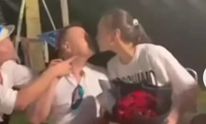 Phương Oanh và Shark Bình khóa môi ngọt ngào trong ngày sinh nhật nam doanh nhân