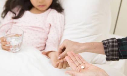 4 kiểu uống thuốc gây hại cho sức khỏe của bé nhưng nhiều phụ huynh vẫn mắc phải