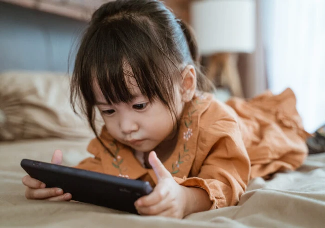 Ngoài điện thoại và TV, có 4 thứ hủy hoại thị lực trẻ mà cha mẹ không để ý tới - Ảnh 2. Ngoài điện thoại và TV, có 4 thứ hủy hoại thị lực trẻ mà cha mẹ không để ý tới - Ảnh 2.