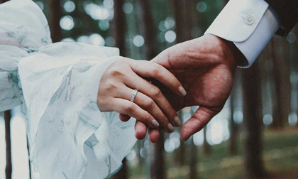 Thanh Hằng lần đầu khoe ảnh cưới, hé lộ cận nhẫn cưới và khéo 'đánh dấu chủ quyền' với chồng nhạc trưởng