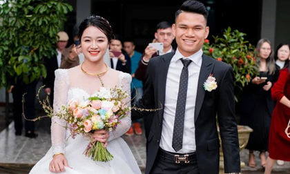 Cuộc sống hiện tại của cầu thủ từng 'nghèo nhất Việt Nam': Cưới vợ hot girl, ở nhà lầu tậu xe hơi tiền tỷ
