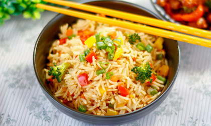 Dùng nguyên liệu siêu rẻ này, món cơm rang sẽ giòn ngon chẳng kém gì ngoài quán