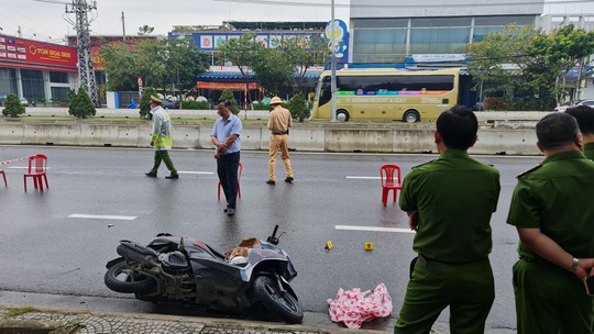 NÓNG: Cướp ngân hàng tại Đà Nẵng, 1 bảo vệ tử vong - Ảnh 5. NÓNG: Cướp ngân hàng tại Đà Nẵng, 1 bảo vệ tử vong - Ảnh 5.