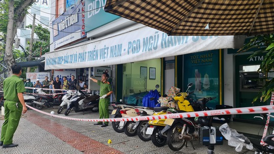 NÓNG: Cướp ngân hàng tại Đà Nẵng, 1 bảo vệ tử vong - Ảnh 2. NÓNG: Cướp ngân hàng tại Đà Nẵng, 1 bảo vệ tử vong - Ảnh 2.