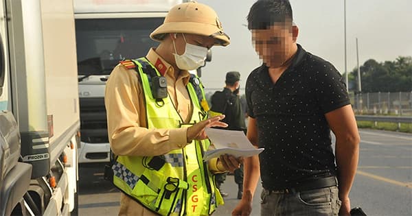 dung-gplx-kieu-nay-co-the-bi-phat-toi-20-trieu-dong-theo-quy-dinh-moi-nhat-cac-tai-xe-can-dac-biet-chu-y (2).jpg 0 dung-gplx-kieu-nay-co-the-bi-phat-toi-20-trieu-dong-theo-quy-dinh-moi-nhat-cac-tai-xe-can-dac-biet-chu-y (2).jpg 0