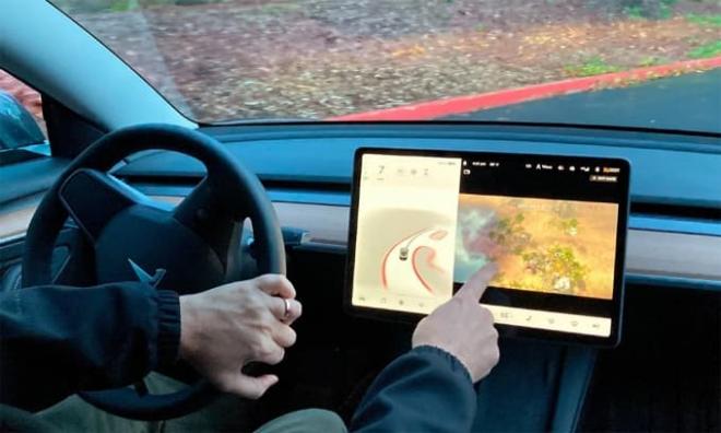 vừa lái xe ô tô vừa chơi game 1