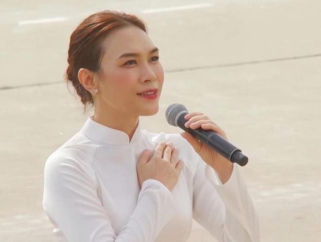 hinh-anh-my-tam-gay-sot-khi-hat-tai-dai-le-chi-mot-chi-tiet-du-hieu-tinh-te-co-nao-1-ngoisaovn-w1020-h771 0