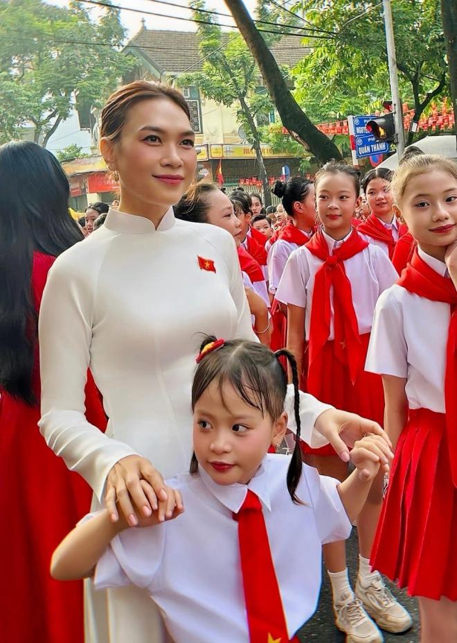 hinh-anh-my-tam-gay-sot-khi-hat-tai-dai-le-chi-mot-chi-tiet-du-hieu-tinh-te-co-nao-2-ngoisaovn-w1020-h1433 1