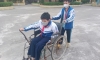 Cậu bé ngày nào cũng đẩy xe lăn đưa bạn đến trường: Dù mệt cũng không bỏ cuộc!