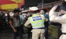 'Ma men' dọa nạt, đạp ngã cảnh sát tại chốt 141