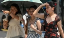 Chùm ảnh: Sóng nhiệt không ngừng 'thiêu đốt' Trung Quốc, người dân chật vật trốn ánh nắng mặt trời
