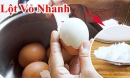 Luộc trứng đừng chỉ có dùng nước lã, cho thêm thứ này chạm nhẹ là vỏ bong sạch