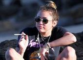 miley-cyrus-phi-pheo-thuoc-la-ngay-dau-nam-72984.html