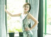 nguoi-mau-viet-dien-vay-anh-kim-khoe-ve-dep-nuot-na-93517.html