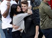 selena-gomez-om-hon-nguoi-yeu-noi-cong-cong-93716.html
