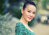 duong-yen-ngoc-dien-vay-xep-ly-khoe-lan-da-trang-nhu-su-100223.html