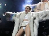 hoc-lom-cach-mix-do-crop-top-ngay-dong-cua-miley-cyrus-155530.html