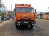 xac-ba-lao-nam-kho-hieu-duoi-gam-xe-dang-chay-130142.html