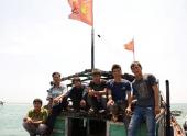tau-tq-ban-chay-tau-ca-vn-ngu-dan-lay-than-minh-bao-ve-co-to-quoc-130644.html
