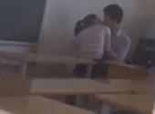 clip-thay-giao-va-nu-sinh-quan-quai-khoa-moi-trong-lop-hoc-gay-soc-170467.html