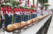 banh-my-ky-luc-viet-nam-dai-hon-135m-184579.html