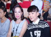 vu-ha-tinh-tu-ben-vo-hon-tuoi-khi-den-xem-show-bao-yen-193396.html