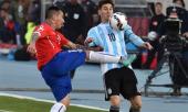 messi-an-du-vi-doi-thu-bo-bong-danh-nguoi-212645.html