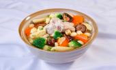 cong-thuc-nau-canh-suon-non-ham-bong-cai-ngon-bo-duong-cho-ngay-he-258820.html