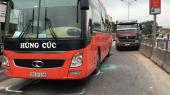 hang-chuc-hanh-khach-la-het-khi-o-to-khach-va-cham-voi-xe-dau-keo-295052.html