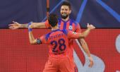 giroud-len-dinh-voi-cu-poker-than-thanh-chelsea-huy-diet-sevilla-365386.html