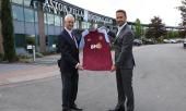 fc-aston-villa-choi-lon-khi-dau-tu-khung-trong-su-kien-ky-ket-voi-doi-tac-moi-395571.html
