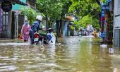 nguoi-dan-thanh-pho-hue-chat-vat-trong-con-mua-lon-dau-tuan-396847.html