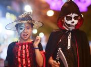 Hóa trang Hallowee, hồn ma, chiến binh đại náo phố cổ Hà Nội