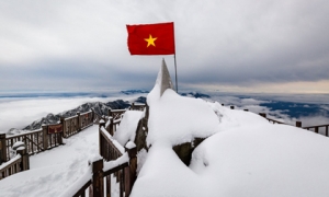 Toàn cảnh đỉnh Fansipan đẹp đến nao lòng trong màu tuyết trắng, ai mà nghĩ đây là Việt Nam chứ?