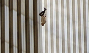 'Người đàn ông rơi': Tấm hình ám ảnh cực độ về thảm kịch ngày 11/9 và câu chuyện do nhiếp ảnh gia 'máu lạnh' kể lại