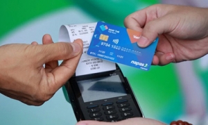 Thẻ ATM gắn chip: Cách sử dụng phức tạp không, rút tiền ở đâu, có bắt buộc phải đổi thẻ?