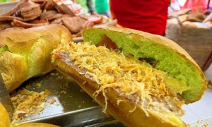 Tiệm bánh mì đắt nhất Sài Gòn tung bánh mì 'trà xanh' sau ồn ào của 'bánh mì ômôi'