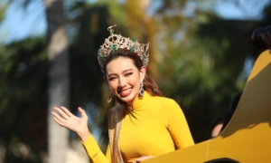 Hoa hậu Thùy Tiên được khen hết lời tại buổi diễu hành vì hành động đặc biệt này