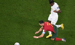 Ronaldo bị tố “ăn vạ lộ liễu” sau trận thắng kịch tính của tuyển Bồ Đào Nha
