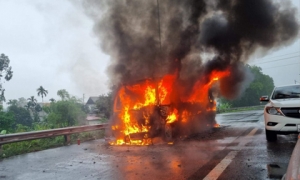 Đang lưu thông trên cao tốc Pháp Vân - Cầu Giẽ, xe khách bất ngờ bốc cháy dữ dội